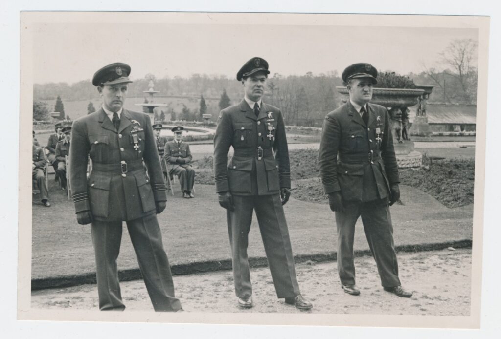 Ceremonia wyróżnienia Distinguished Service Order, kwiecień 1945 r.