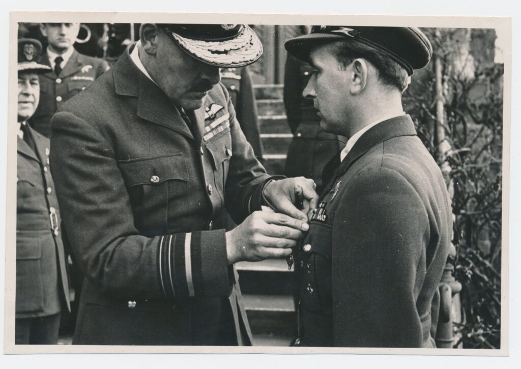 Ceremonia wyróżnienia Distinguished Service Order, kwiecień 1945 r.