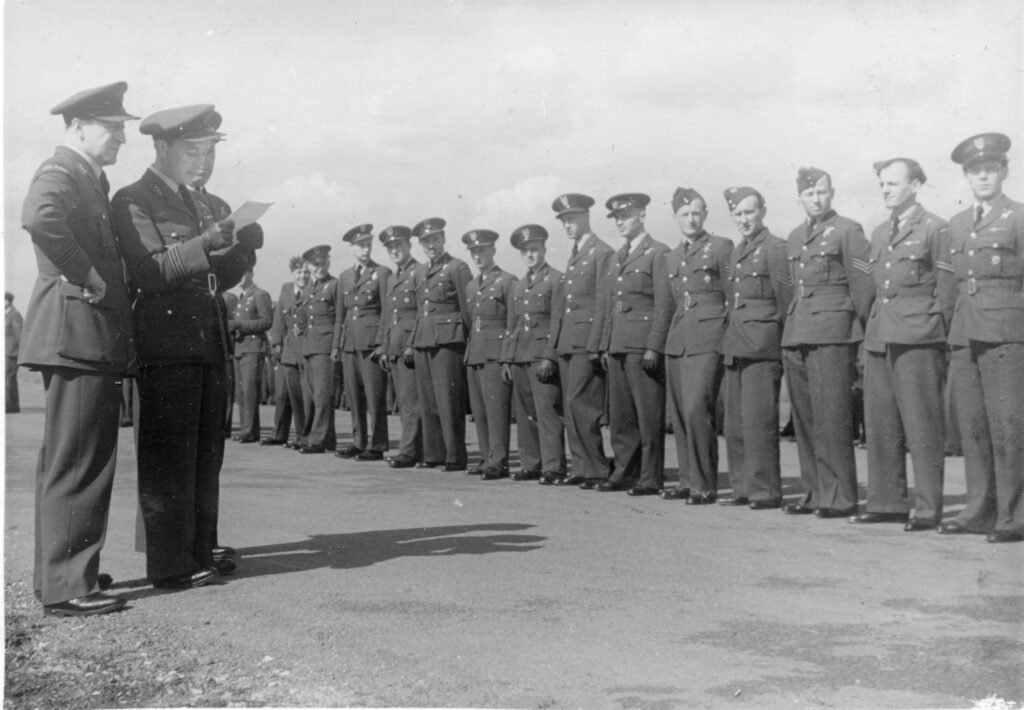 Wizyta Prezydenta Władysława Raczkiewicza w Northolt, 4 września 1942 r. W trakcie pobytu Prezydent odznaczył kpt. pil. Skalskiego Krzyżem Walecznych nadanym czterokrotnie.