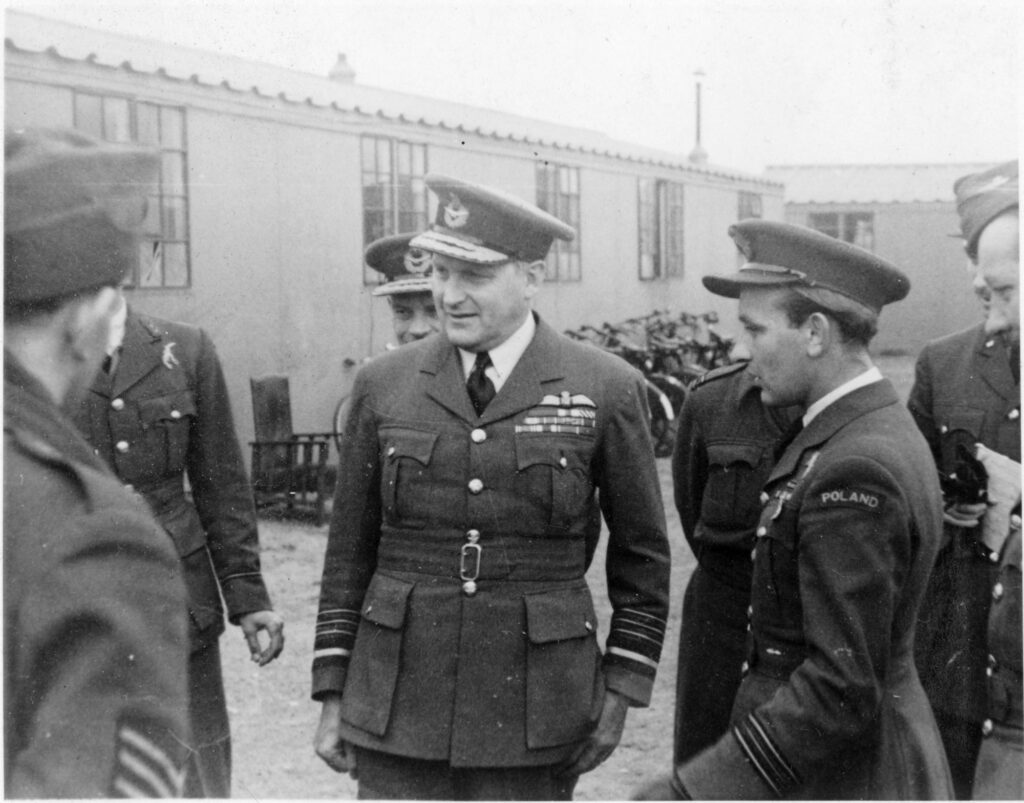 Air Chief Marshal Williama Sholto Douglas podczas wizyty w 317 Dywizjonie Myśliwskim, Woodvale, jesień 1942 r.