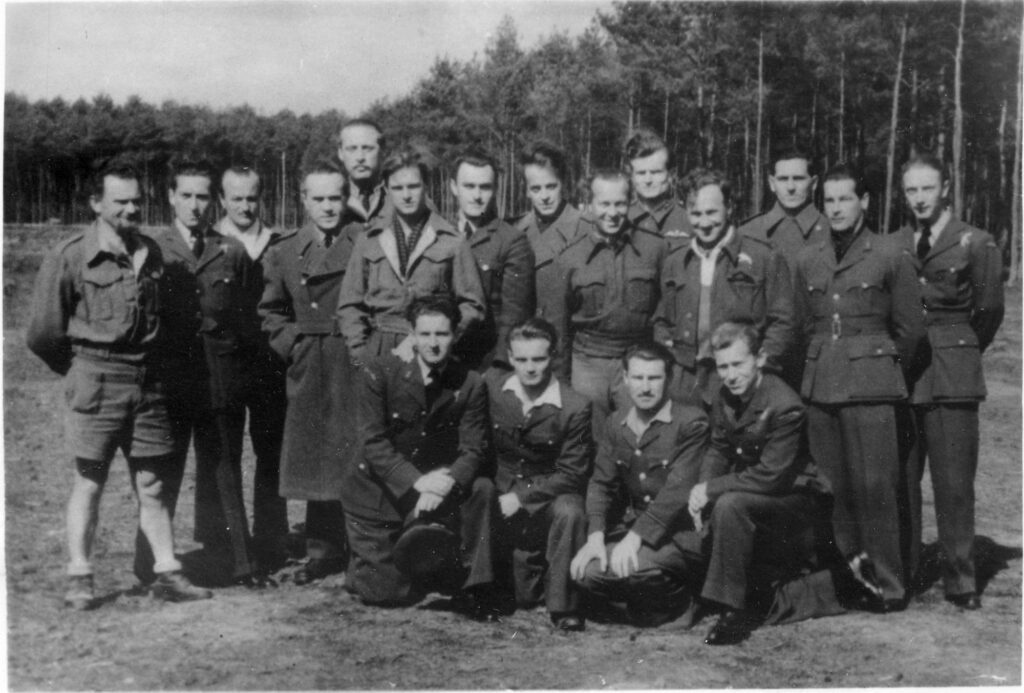 Koledzy w niemieckiej niewoli. Zdjęcie przesłane przez lotników w obozie w Żaganiu.