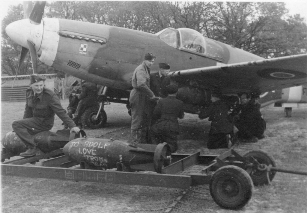 Uzbrajanie Mustangów w bomby. Coolham, wiosna 1944 r.