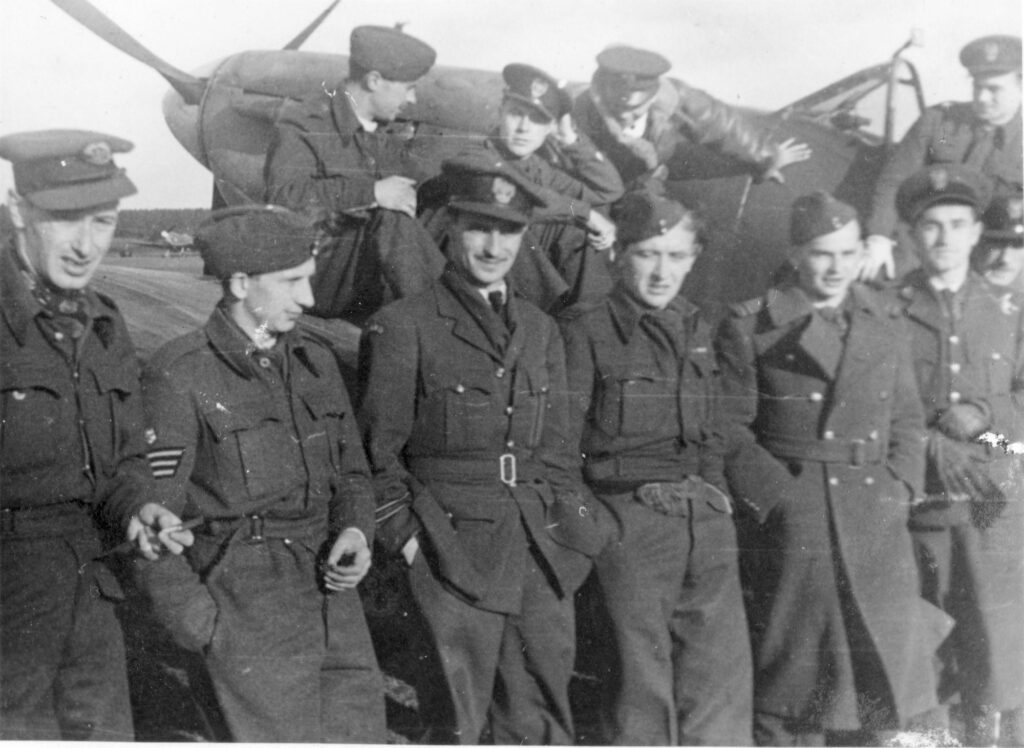 Z pilotami 317 Dywizjonu Myśliwskiego, Woodvale, jesień 1942 r.