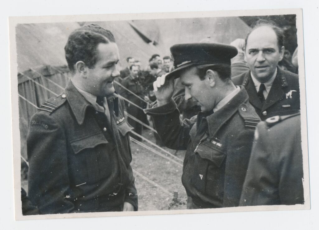 Jan Zumbach składa gratulacje po odznaczeniu Srebrnym Krzyżem Virtuti Militari. Coolham, 25 maja 1944 r.