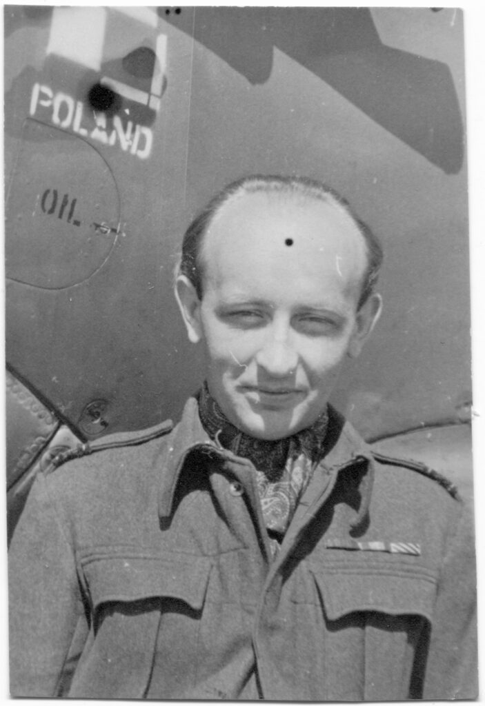 Kpt. pil. Stanisław Skalski jako dowódca 317 Dywizjonu Myśliwskiego. Woodvale 31 października 1942 r.