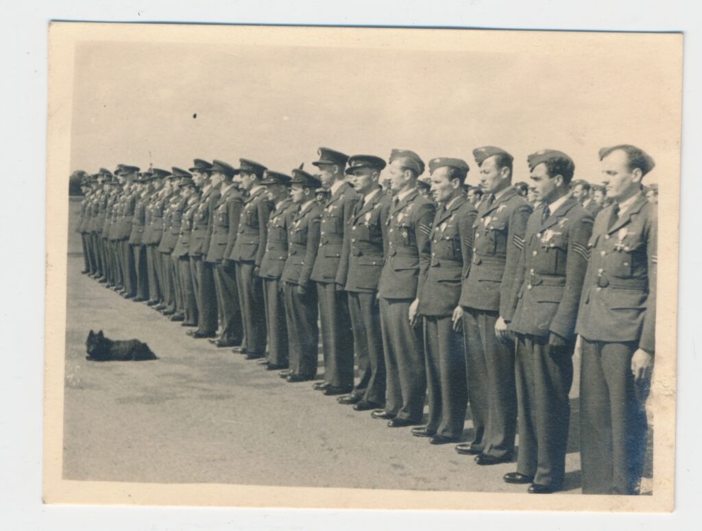 Wizyta Prezydenta Władysława Raczkiewicza w Northolt, 4 września 1942 r. W trakcie pobytu Prezydent odznaczył kpt. pil. Skalskiego Krzyżem Walecznych nadanym czterokrotnie.